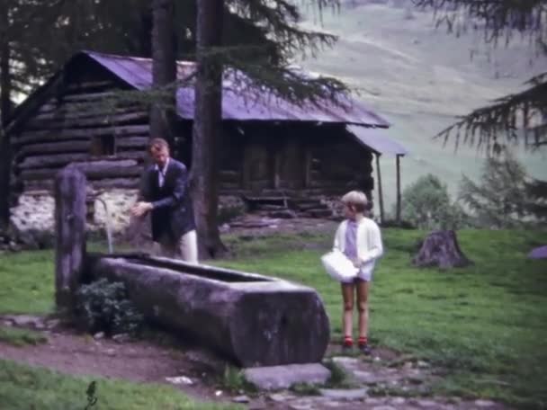 Massagno Szwajcaria Czerwiec 1967 Rodzina Mieszka Górskim Domu Latach Tych — Wideo stockowe