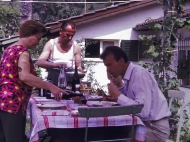 Massagno Switzerland June 1967 Family Lunch Garden Scene 60S — Stock Video