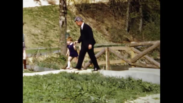 Оберланд Швейцарія Травень 1970 Батько Дитиною Прогулювались Біля Ставка — стокове відео