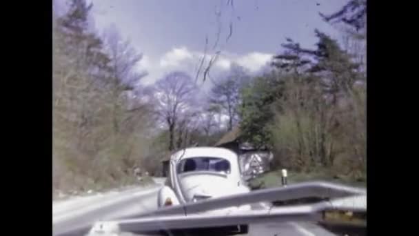 スイス オーバーランド1970年5月 70年代のストリートシーンでフォルクスワーゲン ビートル — ストック動画