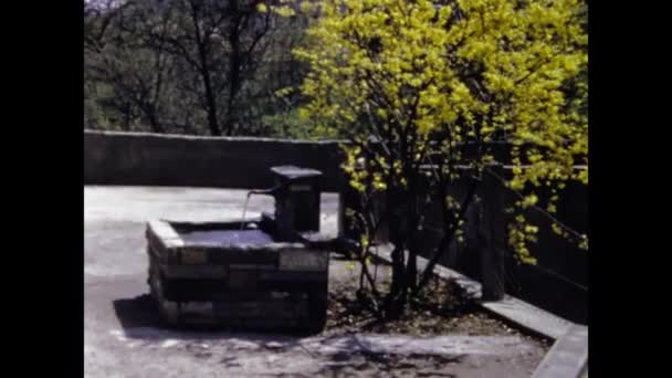 Oberland Schweiz Maj 1970 Vårblomsterträdgård Hemma Talet — Stockvideo