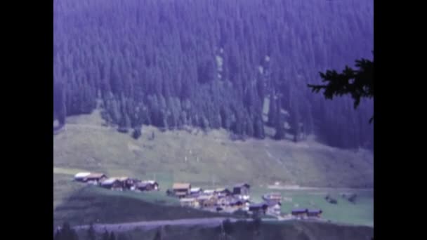 Oberland Sviçre Mayıs 1970 Lerdeki Yaz Sahnesinde Sviçre Alp Manzarası — Stok video