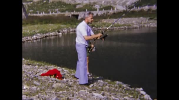 Оберленд Швейцария Май 1970 Люди Рыбачат Расслабляющие Сцены Пруда — стоковое видео