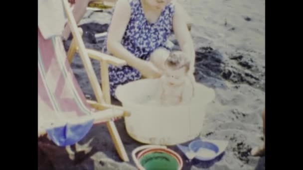 Olbia Italien Juni 1966 Kinder Glücklich Familie Erinnerungen Strandurlaub Szene — Stockvideo