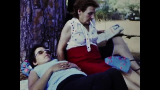 オルビア イタリア1966年6月 60歳の公園のシーンに座ってリラックスした瞬間に喫煙する高齢者の女性 — ストック動画