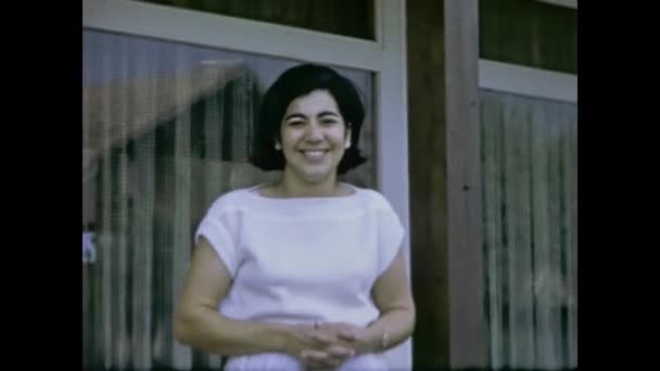比利时布鲁塞尔1968年5月 60年代可爱的女服务员笑了 — 图库视频影像