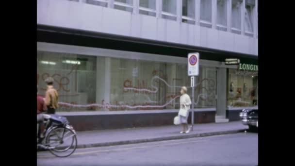 1968年5月 比利时布鲁塞尔 60年代商店橱窗被涂鸦 标志和损坏场景破坏 — 图库视频影像