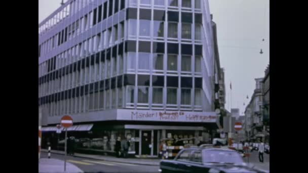 1968年5月 比利时布鲁塞尔 60年代商店橱窗被涂鸦 标志和损坏场景破坏 — 图库视频影像