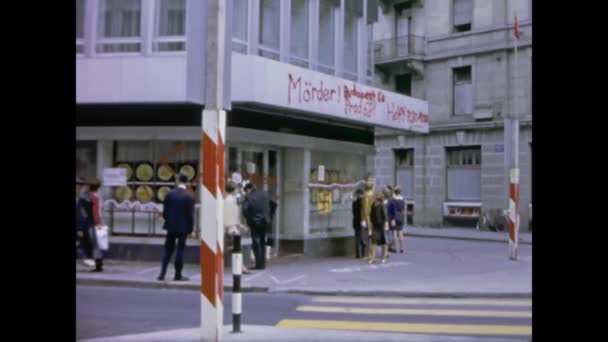 ブリュッセル ベルギー1968年5月 60年代に落書き 標識や損傷シーンで破壊されたショップウィンドウ — ストック動画