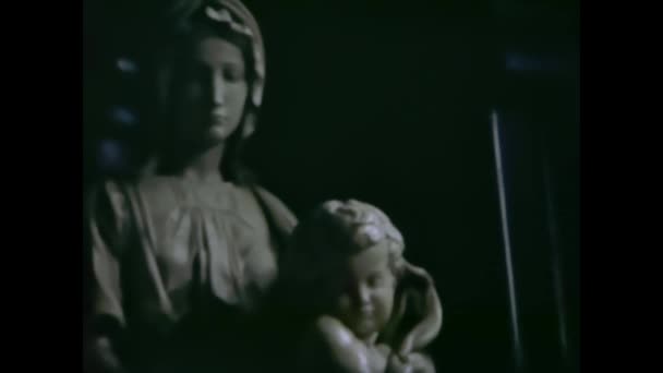 Bruselas Bélgica Mayo 1968 Madonna Con Bebé Jesús Escena Estatua — Vídeo de stock