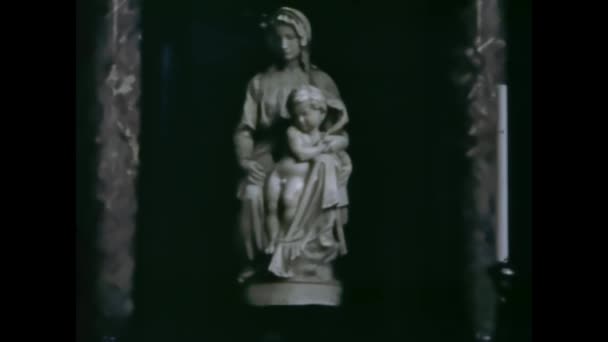 Bruksela Belgia Maj 1968 Madonna Dziecięcą Rzeźbą Jezusa Latach Tych — Wideo stockowe