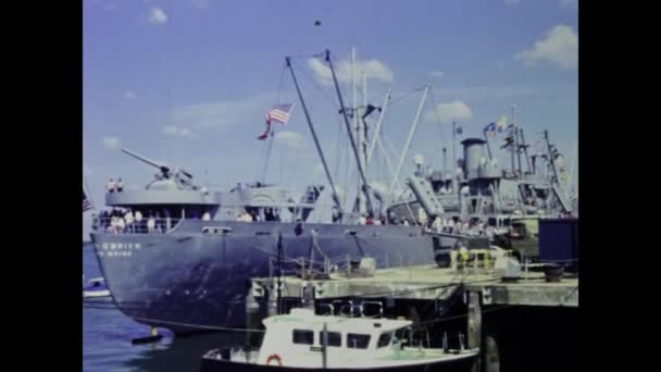 1994年 平成6年 5月5日イギリス ポーツマス90年代の軍艦現場を訪れる観光客 — ストック動画