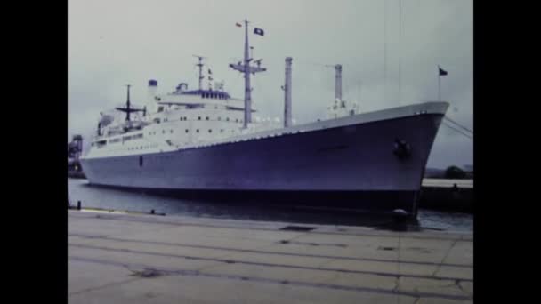 1994年5月5日 联合王国朴茨茅斯 90年代D日纪念日现场军舰停靠在船坞 — 图库视频影像