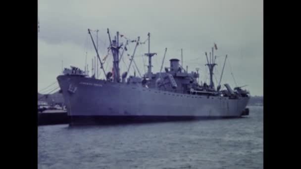 1994年5月5日 联合王国朴茨茅斯 90年代D日纪念日现场军舰停靠在船坞 — 图库视频影像