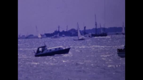 1994年5月5日 联合王国朴茨茅斯 90年代许多船只在海上活动 — 图库视频影像