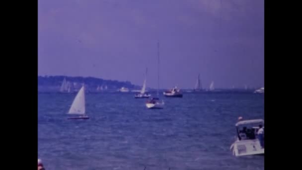 Portsmouth Reino Unido Mayo 1994 Yates Barcos Lujo Mar Escena — Vídeos de Stock