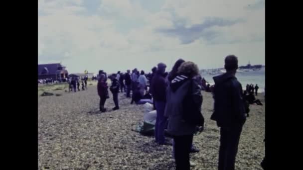 1994年5月5日 联合王国朴茨茅斯 1990年代 朴茨茅斯海滩上人声鼎沸 — 图库视频影像