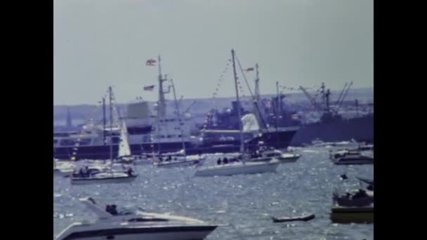 1994年5月5日 イギリスのポーツマス 90年代に多くの船の間で軍艦 記念日 — ストック動画
