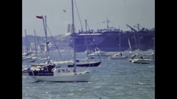 Портсмут Великобритания Мая 1994 Года Военный Корабль Между Многими Лодками — стоковое видео