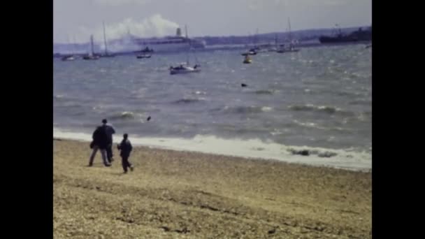 Портсмут Великобритания Мая 1994 Года Военный Корабль Между Многими Лодками — стоковое видео
