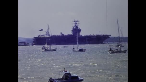 Portsmouth Großbritannien Mai 1994 Kriegsschiff Zwischen Vielen Booten Meer Den — Stockvideo