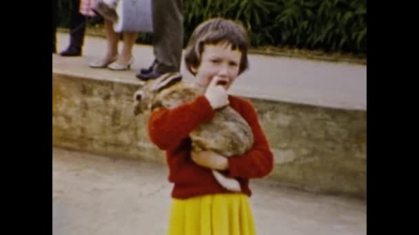 Coventry Ngiltere Mayıs 1963 Larda Küçük Kız Tavşanı Okşadı — Stok video