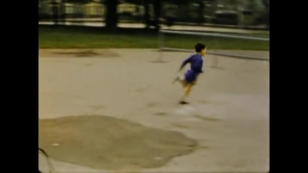 Coventry Egyesült Királyság May 1963 Happy Children Play Park Rides — Stock videók