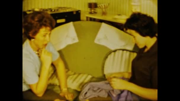 Coventry Birleşik Krallık 1963 Kadınlar Larda Oturma Odasında Sohbet Ediyorlar — Stok video