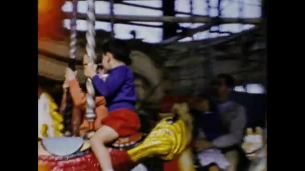Coventry Birleşik Krallık 1963 Atlıkarıncalı Çocuklar Yıllarda Sahneye Çıkıyor — Stok video