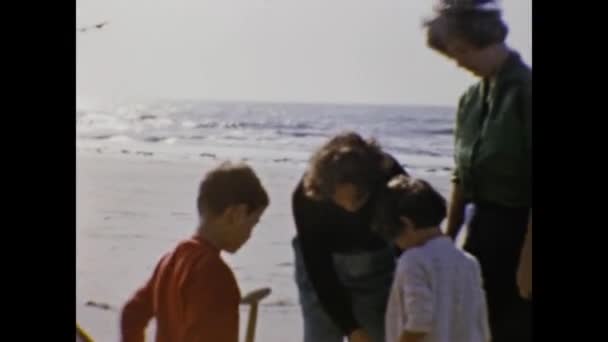 Coventry Birleşik Krallık 1963 Çocuklar Plaj Tatili Anıları Sahnesi Larda — Stok video