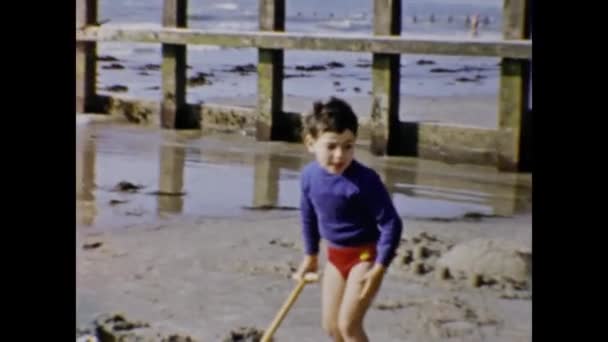 Coventry Birleşik Krallık 1963 Çocuklar Plaj Tatili Anıları Sahnesi Larda — Stok video