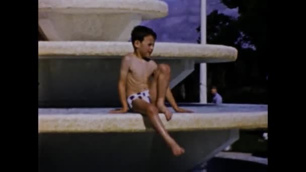 Coventry Birleşik Krallık 1963 Larda Yaz Sahnesinde Havuz Bahçesindeki Çocuklar — Stok video
