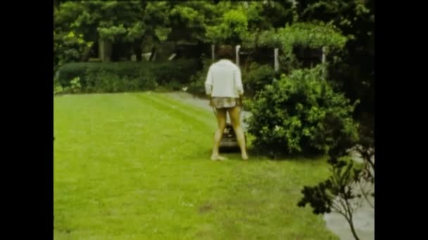 Coventry United Kingdom May 1963 Woman Mows Lawn Scene 60S — Stock Video