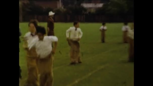 Coventry Ngiltere Mayıs 1963 Çocuklar Larda Çanta Sahnesiyle Koşuyorlar — Stok video