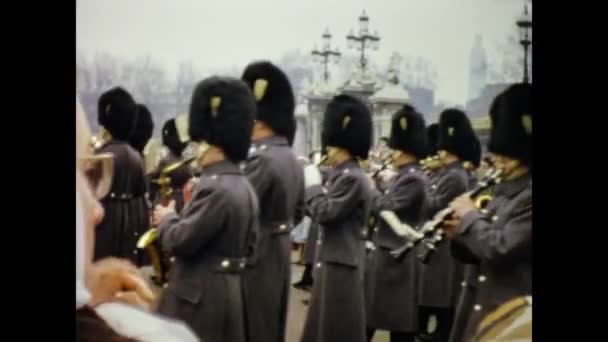 Londra Birleşik Krallık 1958 Lerde Coldstream Muhafızları Geçit Töreni Sahnesi — Stok video