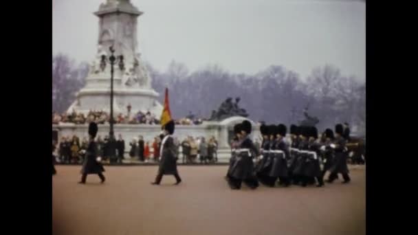 Londres Reino Unido Maio 1958 Cena Desfile Coldstream Guards Década — Vídeo de Stock