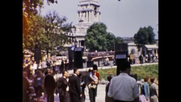 1955年 昭和30年 50歳でロンドン シーンを歩く人の群れ — ストック動画