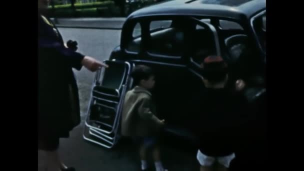 Londres Reino Unido Mayo 1955 Familia Entra Escena Los Años — Vídeos de Stock