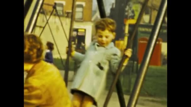 London Storbritannien Maj 1958 Barn Spelar Åkattraktioner Parken Scenen Talet — Stockvideo
