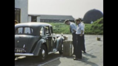 Londra, Birleşik Krallık 1958: 50 'lerde ön avlu sahnesinde araba sürme alıştırması