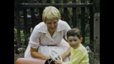 Londra, Birleşik Krallık Mayıs 1958: 50 'li yıllarda sevimli çocuklar bahçe aile anıları sahnesi