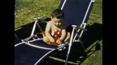 Londra, Birleşik Krallık Mayıs 1958: 50 'li yıllarda sevimli çocuklar bahçe aile anıları sahnesi