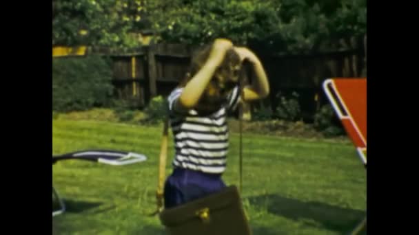 1958年 昭和33年 5月イギリス ロンドン 50代のかわいい子供の庭の家族の記憶 — ストック動画