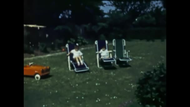 London Storbritannien Maj 1958 Söta Barn Trädgård Familj Minnen Scen — Stockvideo