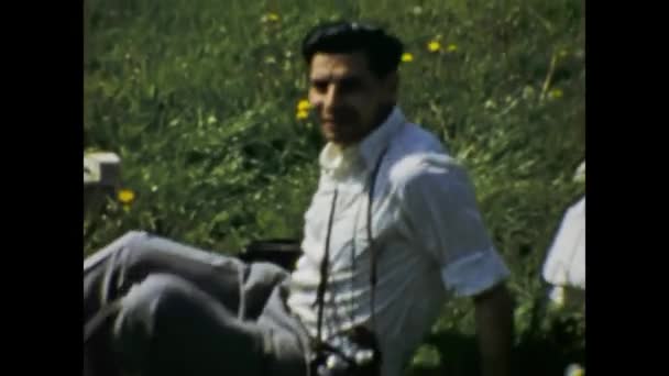 Londres Reino Unido Mayo 1958 Hombre Relajado Tomando Una Escena — Vídeos de Stock