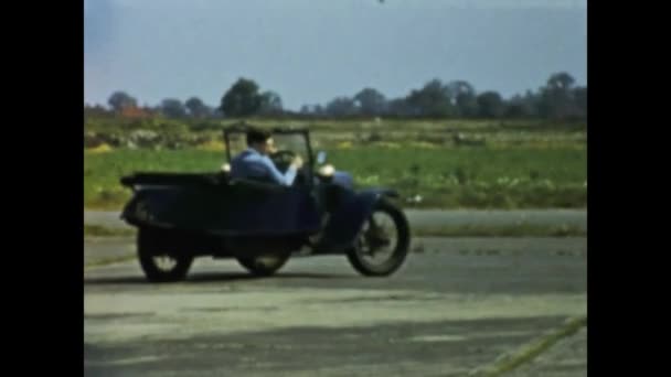 London United Kingdom May 1958 Practice Car Driving Forecourt Scene — Stock Video