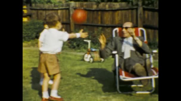 Londres Royaume Uni Mai 1958 Jolie Scène Souvenirs Famille Jardin — Video
