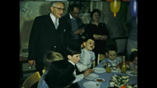 Londyn Wielka Brytania Może 1955 Dzieci Urodziny Domowe Sceny Party — Wideo stockowe