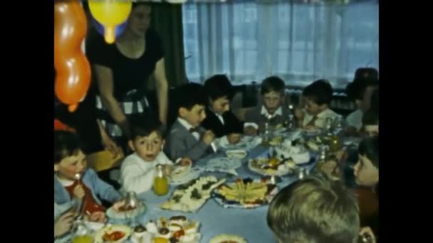London Egyesült Királyság May 1955 Kids Birthday Home Party Scenes — Stock videók