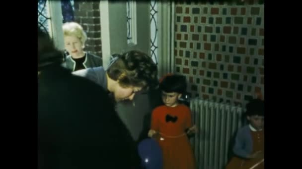 1955年 昭和30年 5月イギリス ロンドン 50歳の誕生日ホームパーティーシーンの魔術師 — ストック動画